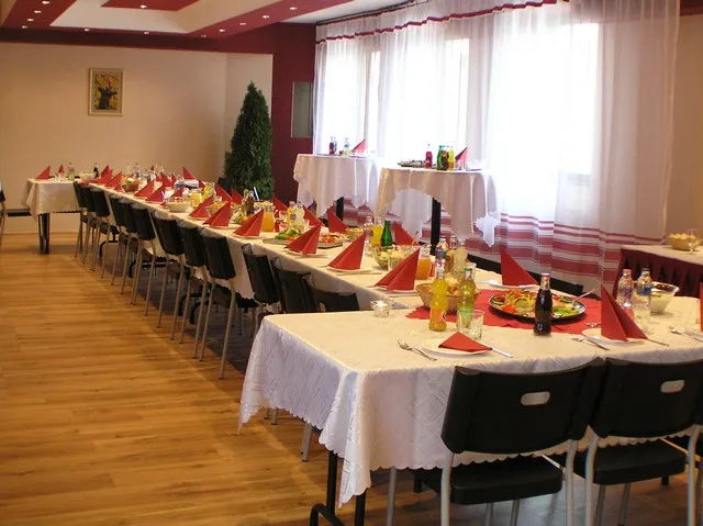 A Farkasréti temető rendezvényterme terített asztalokkal