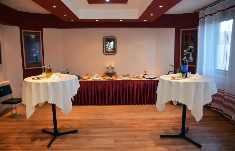 Megterített asztal közelről